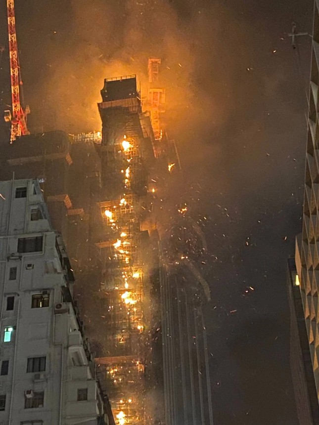 Tòa nhà 42 tầng cháy như đuốc ở Hồng Kông (Trung Quốc) - Ảnh 10.