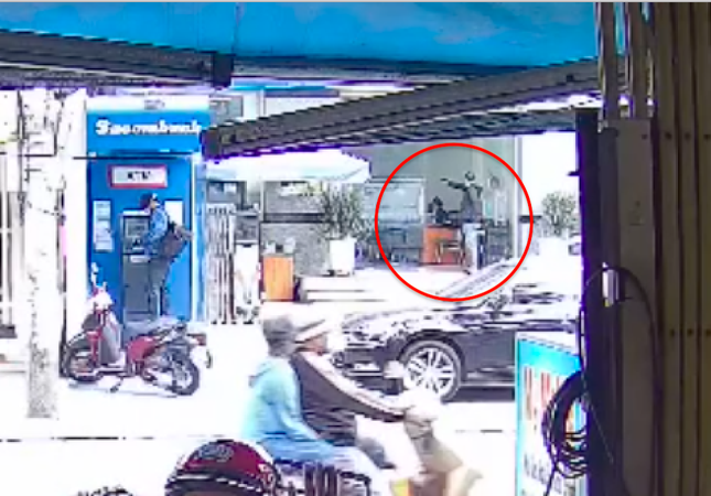 Nam thanh niên cầm vật giống súng xông vào ngân hàng ở TPHCM - Ảnh 1.