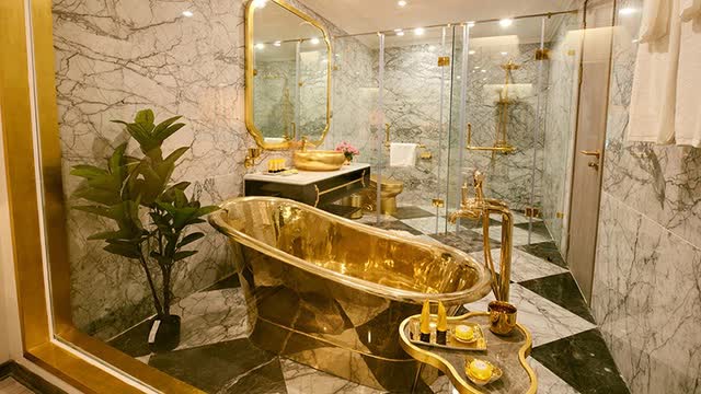 Báo chí quốc tế nói gì về khách sạn dát vàng giữa lòng Hà Nội, vừa được rao bán tới 6.000 tỷ đồng: Ngạc nhiên ngỡ ngàng về sự xa xỉ, thế giới chưa có nơi nào như vậy - Ảnh 5.