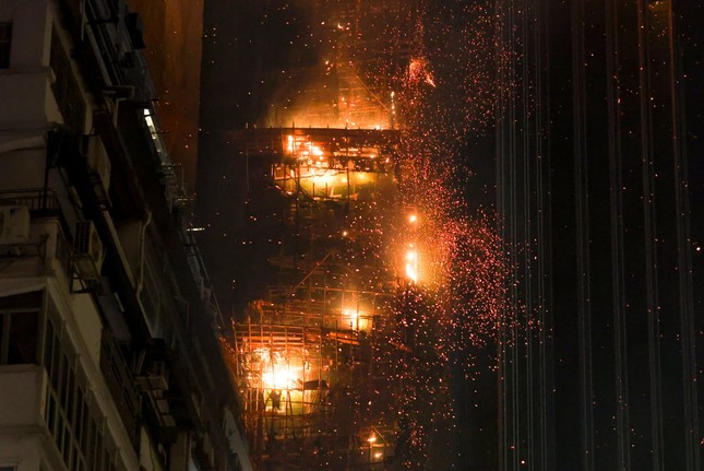 Tòa nhà 42 tầng cháy như đuốc ở Hồng Kông (Trung Quốc) - Ảnh 8.