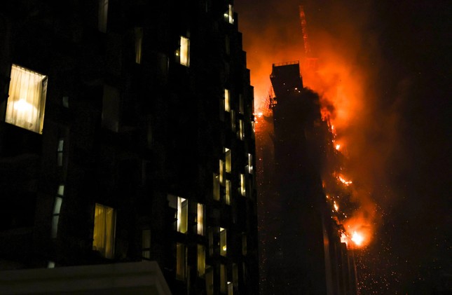 Tòa nhà 42 tầng cháy như đuốc ở Hồng Kông (Trung Quốc) - Ảnh 7.