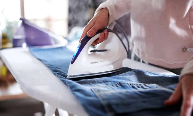 Bàn là hơi nước và bàn là truyền thống, thiết bị nào thực sự có hiệu quả làm phẳng quần áo tốt hơn?