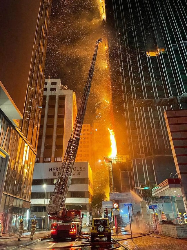 Tòa nhà 42 tầng cháy như đuốc ở Hồng Kông (Trung Quốc) - Ảnh 6.