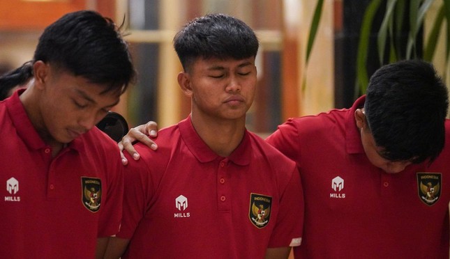 Cầu thủ U20 Indonesia cúi mặt khóc khi biết tin mất quyền chủ nhà U20 World Cup 2023 - Ảnh 7.