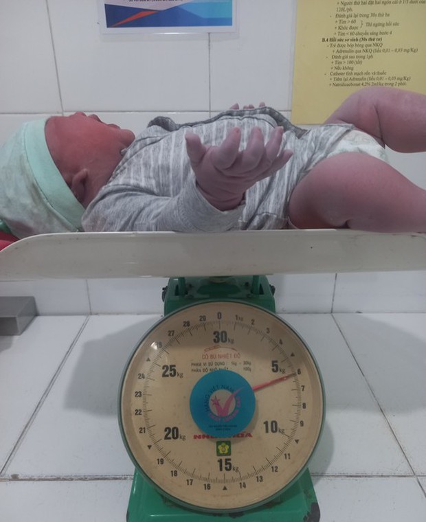 Hà Tĩnh: Thêm một trẻ chào đời cân nặng 6kg - Ảnh 1.