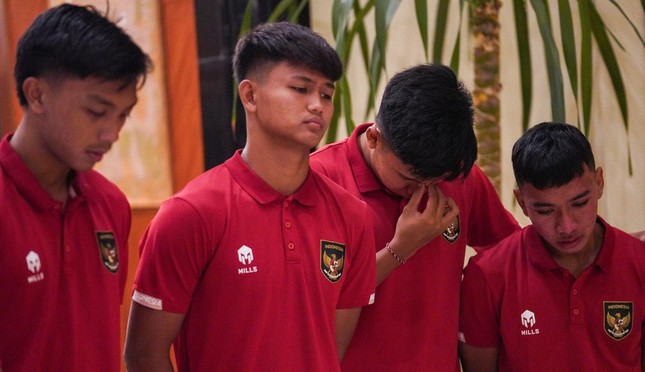 Cầu thủ U20 Indonesia cúi mặt khóc khi biết tin mất quyền chủ nhà U20 World Cup 2023 - Ảnh 5.