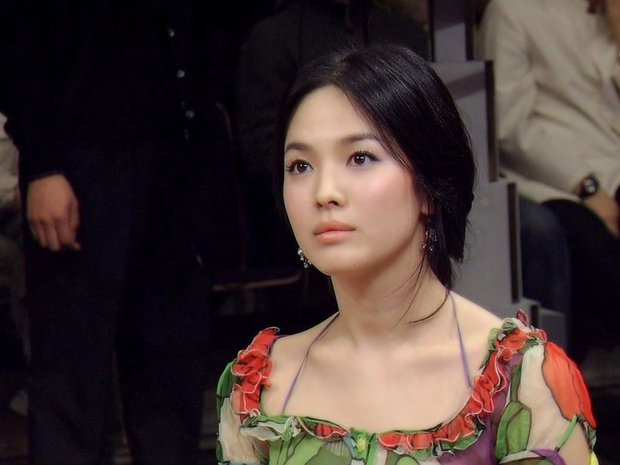 Song Hye Kyo lén làm điều này khi đứng bên tài tử Kwon Sang Woo trên sân khấu 20 năm trước - Ảnh 1.