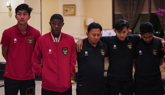 Cầu thủ U20 Indonesia cúi mặt khóc khi biết tin mất quyền chủ nhà U20 World Cup 2023 - Ảnh 4.