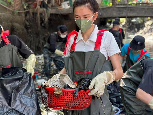  Hoa hậu Thùy Tiên lăn xả giữa con kênh ngập rác đen kịt, còn nhắn gửi fan một câu đắt giá - Ảnh 3.