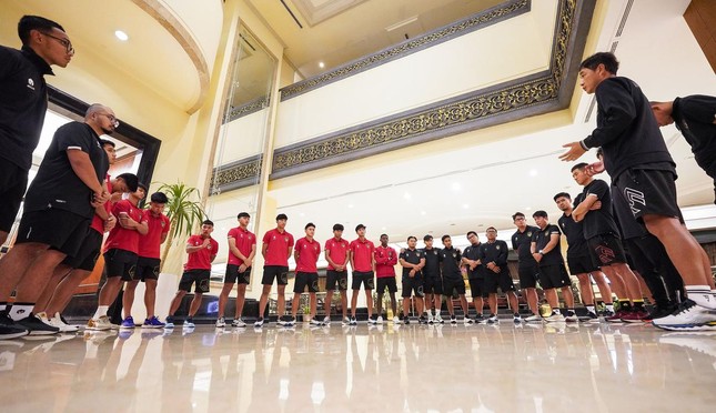 Cầu thủ U20 Indonesia cúi mặt khóc khi biết tin mất quyền chủ nhà U20 World Cup 2023 - Ảnh 3.