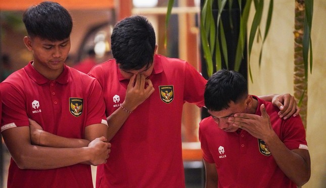 Cầu thủ U20 Indonesia cúi mặt khóc khi biết tin mất quyền chủ nhà U20 World Cup 2023 - Ảnh 1.
