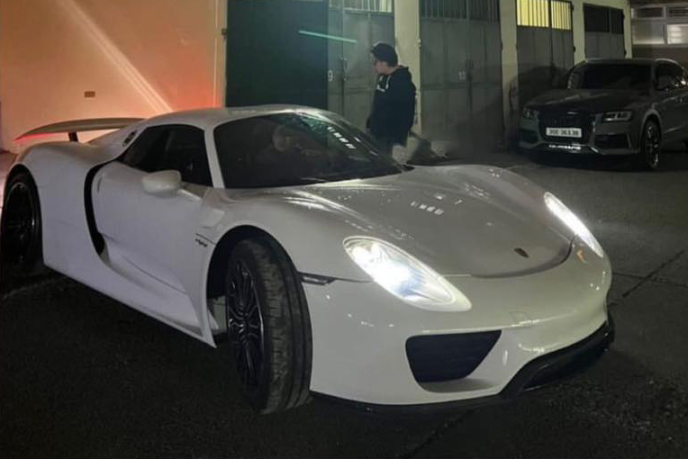 Chơi siêu xe hiếm không đơn giản: Ông Đặng Lê Nguyên Vũ đưa Porsche 918 Spyder vượt nghìn km ra Hà Nội làm thủ tục lăn bánh sau gần 1 năm ‘cất kho’ - Ảnh 1.