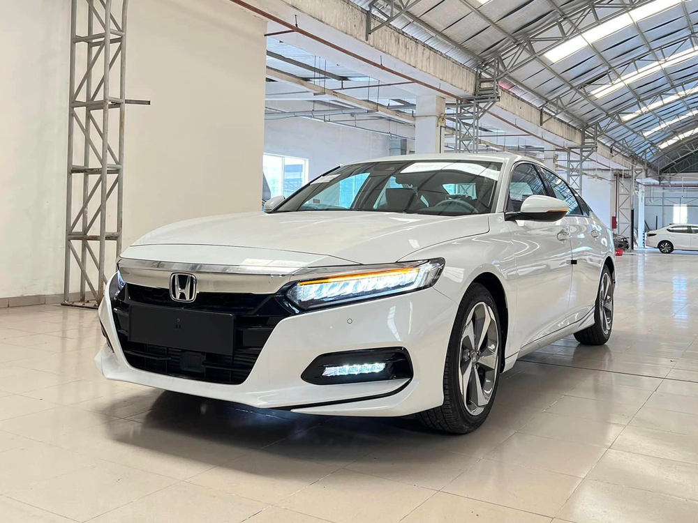 Honda Accord giảm giá 140 triệu đồng tại đại lý: Rẻ ngang bản thấp của Camry nhưng vẫn khó bán - Ảnh 1.