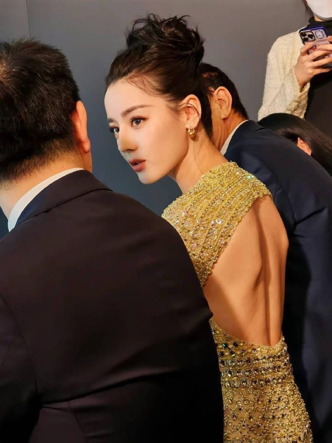 Địch Lệ Nhiệt Ba khiến cư dân mạng ‘câm nín’ khi lộ nhan sắc thật qua ảnh chưa chỉnh sửa