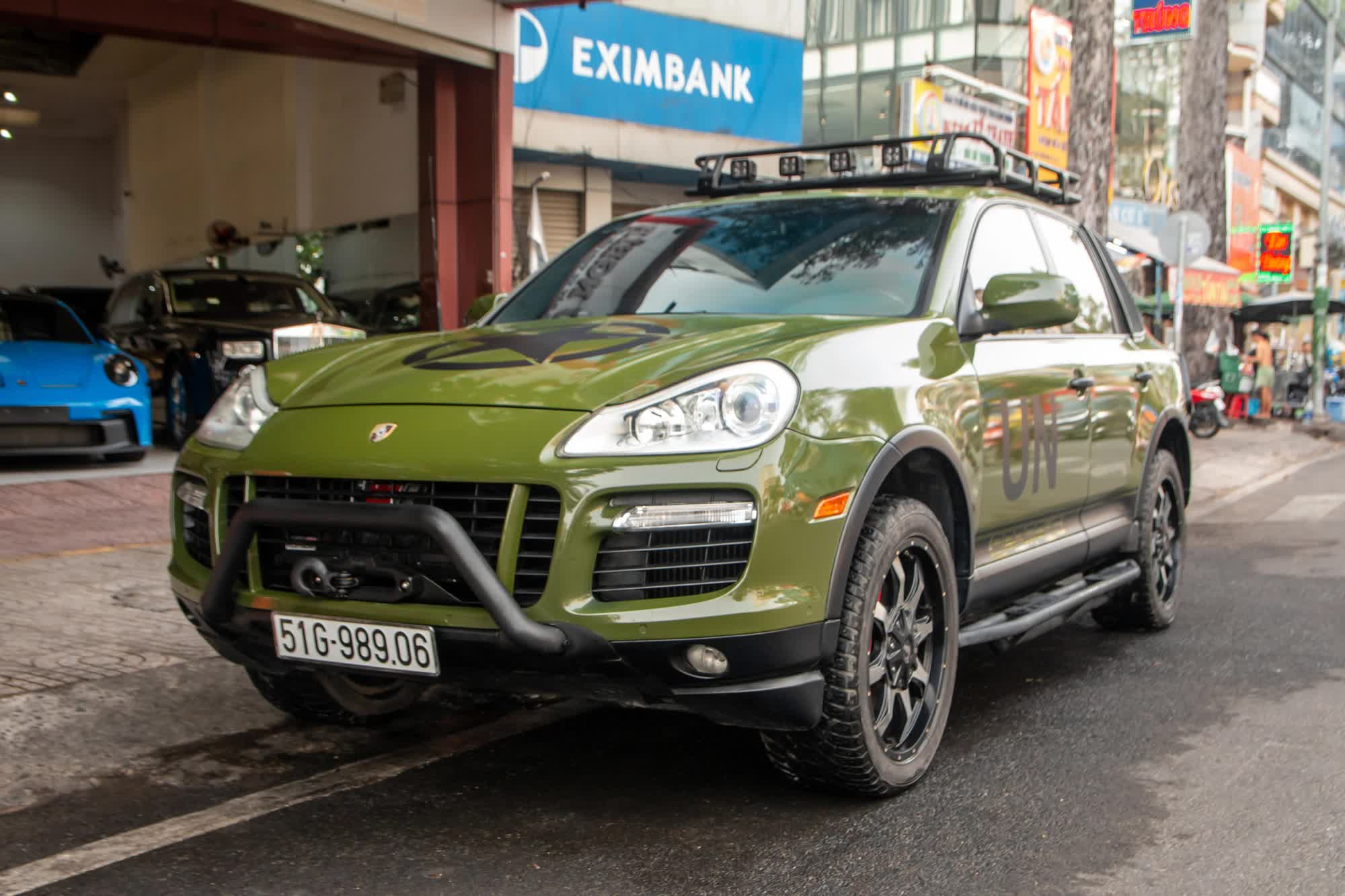 Người có tiền độ xe cũng khác: Ông Đặng Lê Nguyên Vũ mang hẳn Porsche Cayenne đời 2009 đi độ phong cách nhà binh - Ảnh 5.