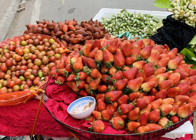  Hà Nội: Hoa quả đặc sản tưởng rẻ hóa đắt, loại đắt giá lại rẻ không tưởng  - Ảnh 2.