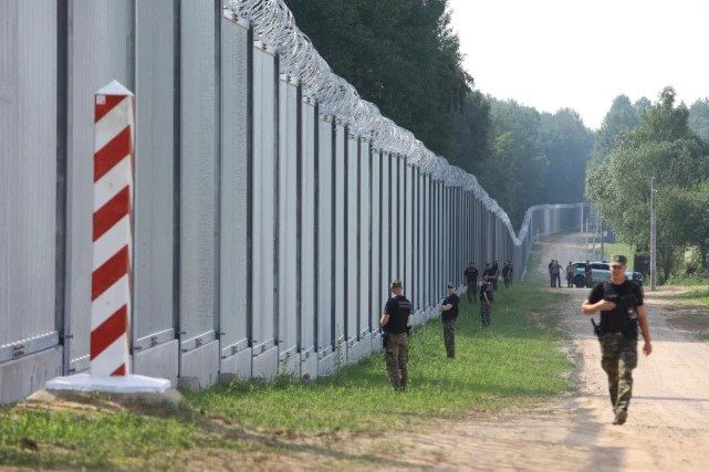 Vì một mặt hàng, nhiều công dân EU không ngại vượt hàng rào thép gai sang Nga và Belarus - Ảnh 3.