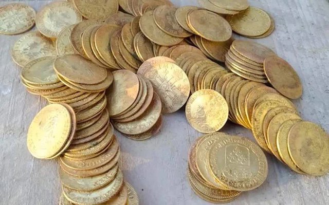  Dọn nhà… ra tiền: Người tìm thấy vali chứa cả tỷ đồng trong tầng hầm cũ, người ‘tá hỏa’ vì thấy đống vàng trong bức tường  - Ảnh 3.