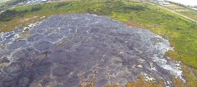 Hồ nước kỳ lạ chứa hàng triệu tấn vàng đen, khai thác 200 năm cũng chưa hết: Bề mặt dễ dàng đi lại nhưng ẩn chứa bẫy chết người - Ảnh 6.