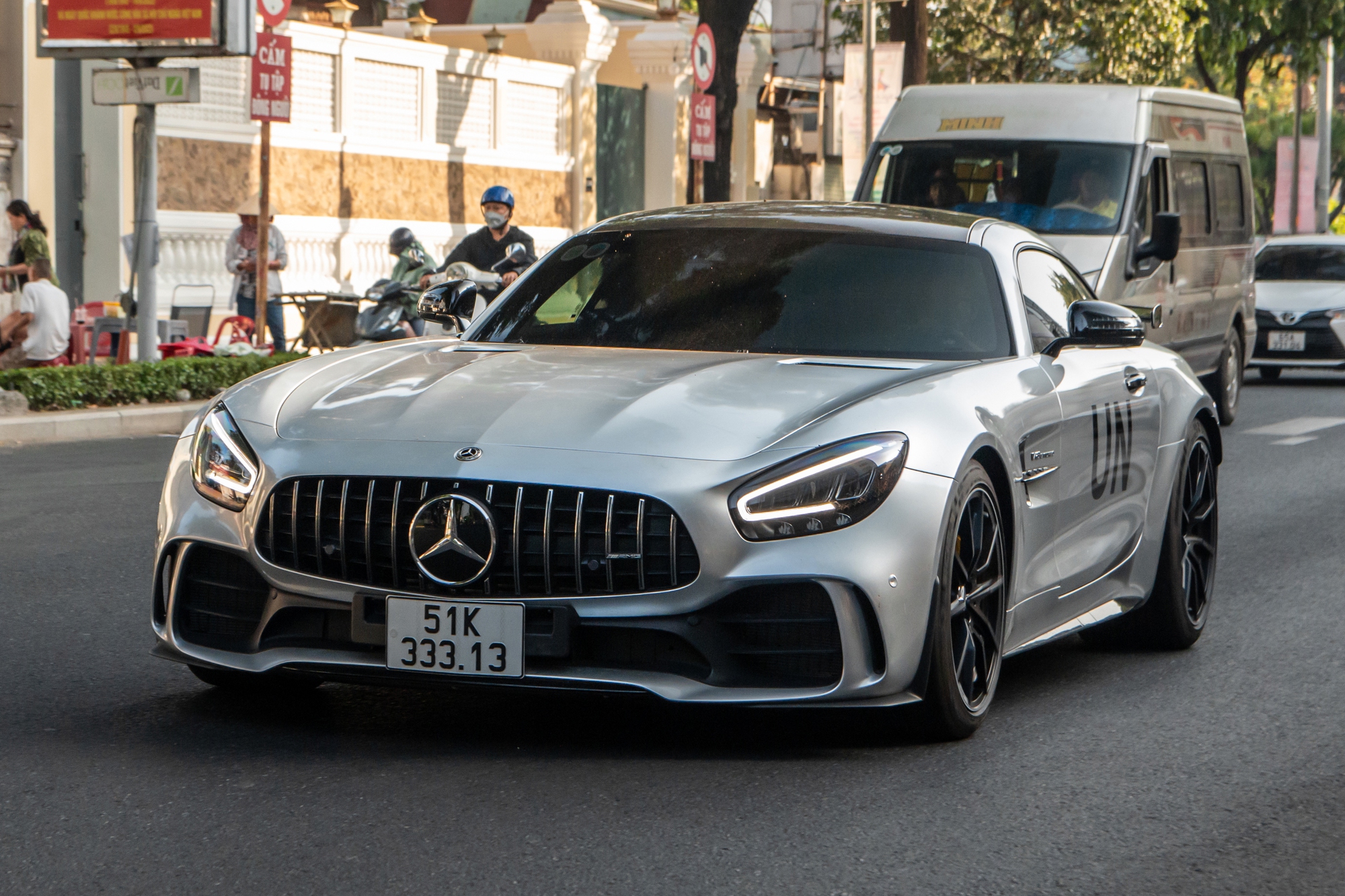 Ông Vũ nói về Mercedes-AMG GT R: Dễ lái trong phố hơn siêu xe, nhưng đầu xe dài nên khó căn khoảng cách - Ảnh 1.