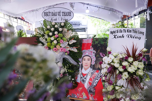  Tang lễ NSƯT Vũ Linh: Mỹ Tâm tiếc thương, Ngọc Huyền và nhiều nghệ sĩ nghẹn ngào đến viếng - Ảnh 5.