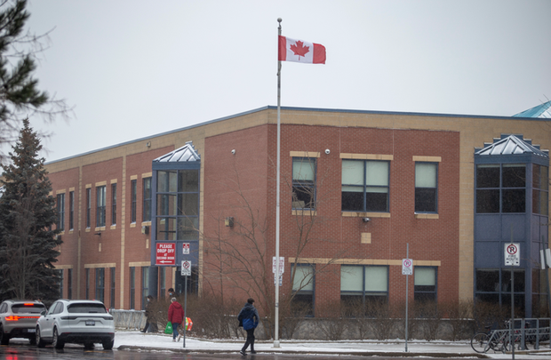  Canada: Nữ giáo viên bị ép nghỉ vì phụ huynh không thích vòng 1 ngoại cỡ của cô - Ảnh 3.