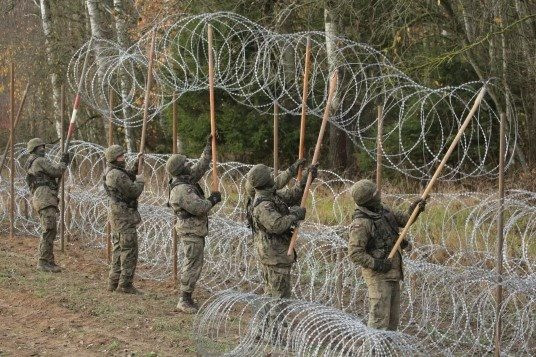 Vì một mặt hàng, nhiều công dân EU không ngại vượt hàng rào thép gai sang Nga và Belarus - Ảnh 1.