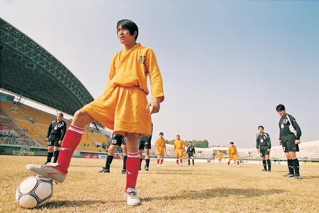 Đội bóng Thiếu Lâm và Tuyệt đỉnh Kung Fu của Châu Tinh Trì đã thay đổi cục diện phim võ thuật như thế nào? - Ảnh 1. Đội bóng Thiếu Lâm và Tuyệt đỉnh Kung Fu của Châu Tinh Trì đã thay đổi cục diện phim võ thuật như thế nào? - Ảnh 1.