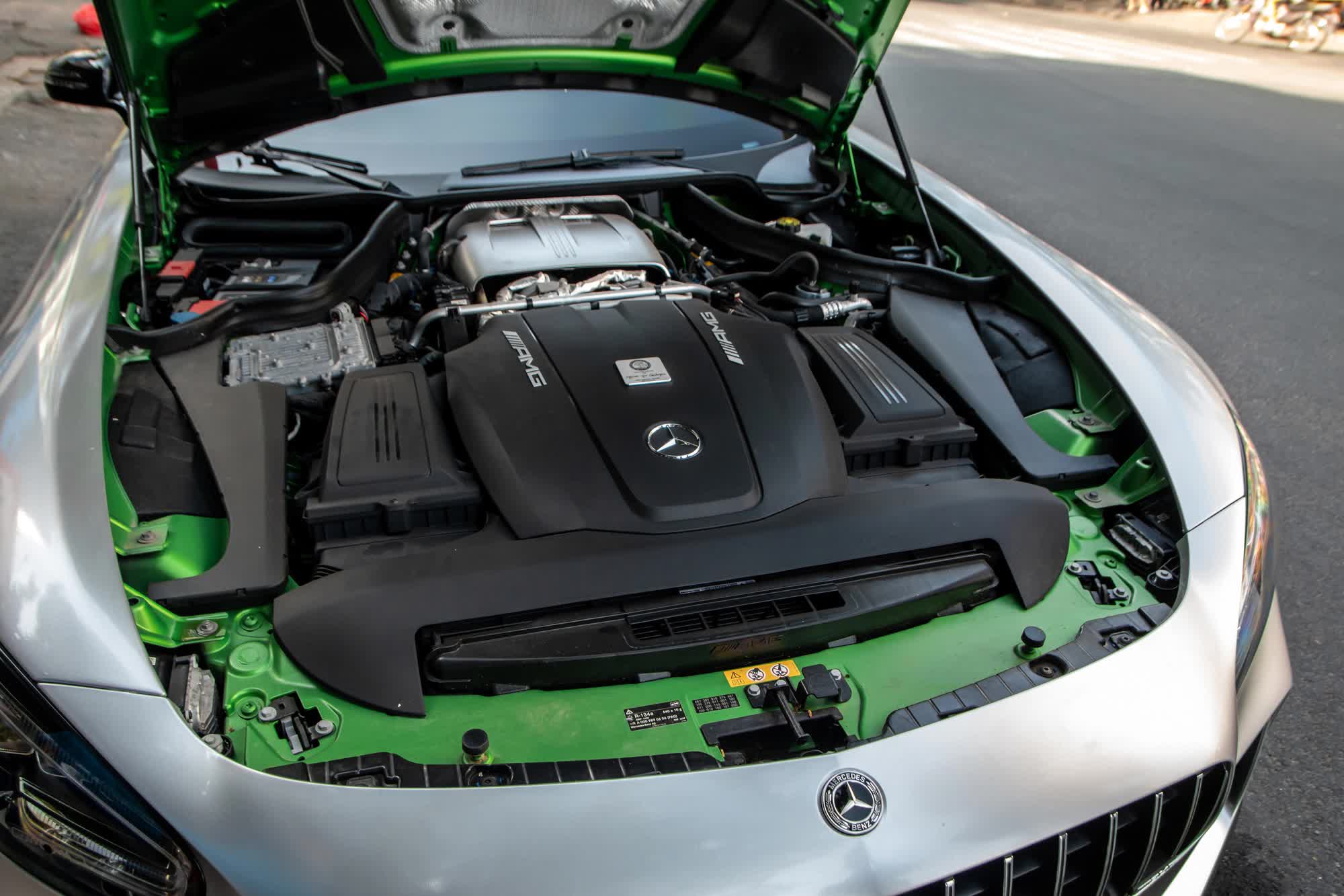 Ông Vũ nói về Mercedes-AMG GT R: Dễ lái trong phố hơn siêu xe, nhưng đầu xe dài nên khó căn khoảng cách - Ảnh 10.