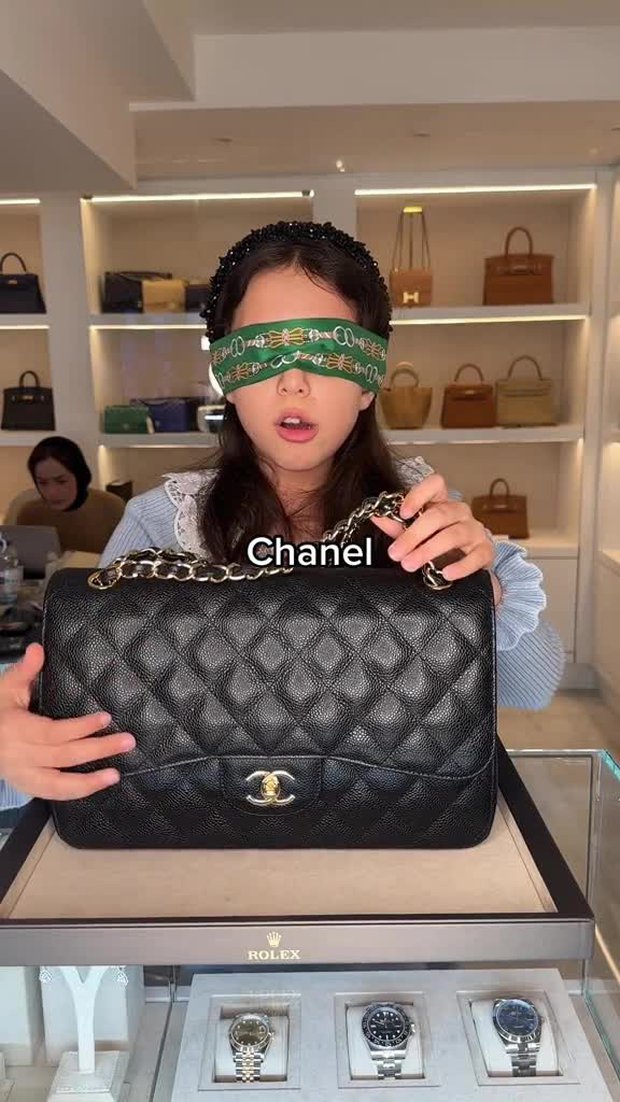  Rich kid 10 tuổi quay clip bịt mắt cũng đọc vanh vách được loạt tên túi hiệu, phản ứng của netizen mới là điều bất ngờ - Ảnh 1.