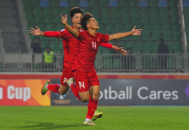 HLV Troussier: “6-7 cầu thủ U20 Việt Nam đủ sức lên ĐTQG để đá vòng loại World Cup 2026” - Ảnh 1.