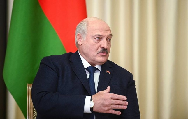 Tổng thống Lukashenko nói vụ tấn công sân bay Belarus được ông Zelensky chấp thuận - Ảnh 1.