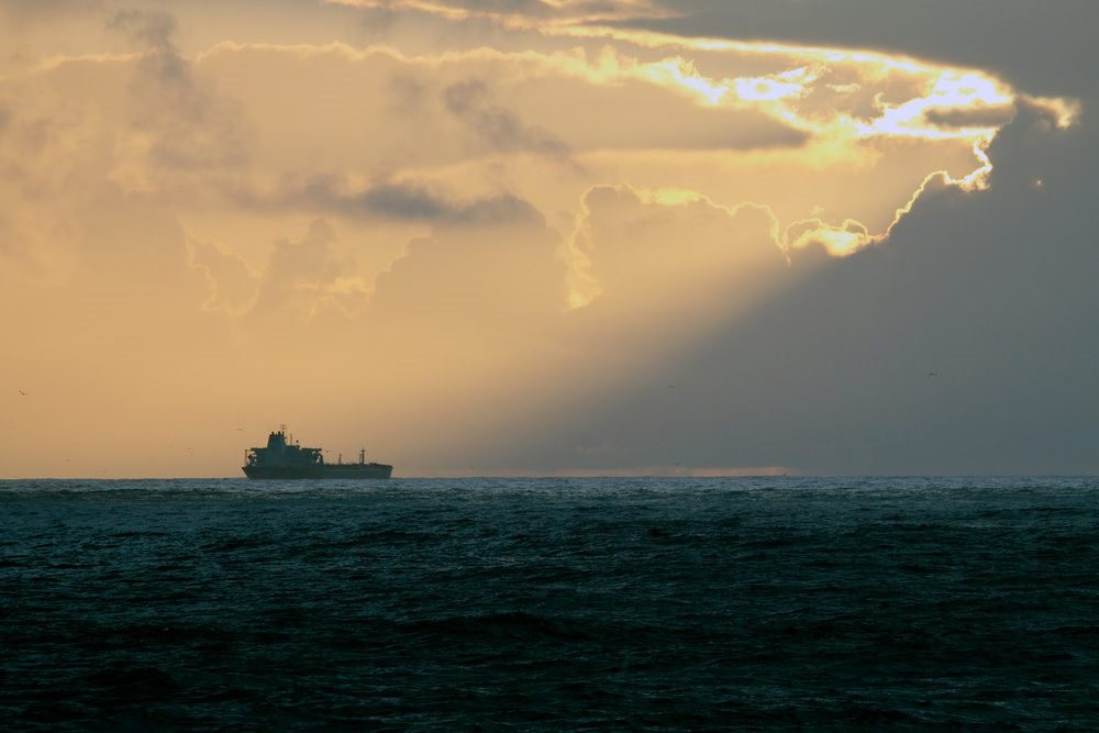 Hô hào cấm vận nhưng 8 triệu thùng dầu Nga đang được sang tay ở 1 nước châu Âu và đi khắp thế giới - Ảnh 1.