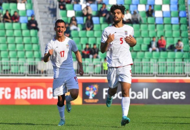 Đội trưởng U20 Iran sang tận nơi an ủi U20 Việt Nam, nói lời ấm lòng sau trận đấu - Ảnh 1.