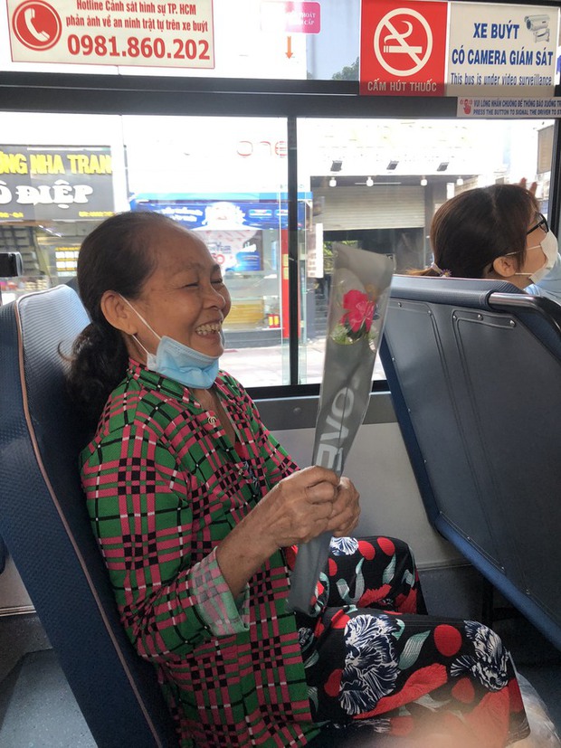 Clip dễ thương: Chị bán hàng, cô công nhân bất ngờ nhận quà trên xe buýt - Ảnh 4.