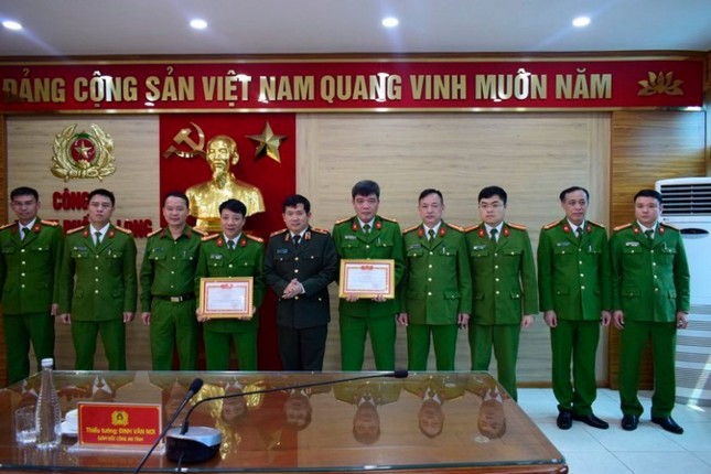 Thiếu tướng Đinh Văn Nơi thưởng nóng Công an TP Hạ Long - Ảnh 2.