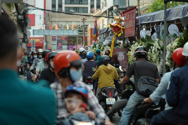 Lãnh đạo phường nói về tình trạng náo loạn quanh đám tang NSƯT Vũ Linh - Ảnh 2.