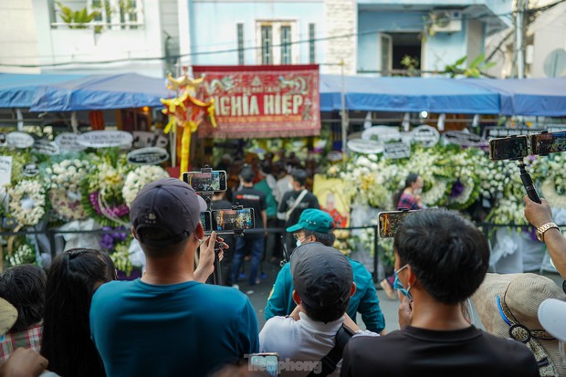 Bát nháo ở lễ tang NSƯT Vũ Linh: Người dân không hiểu với cách làm khó ở địa phương - Ảnh 15.