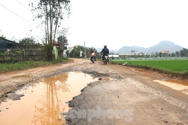 Tỉnh lộ ở Nghệ An ‘nát’ hơn đường làng: Mưa thì ngập, nắng thì bụi - Ảnh 6.