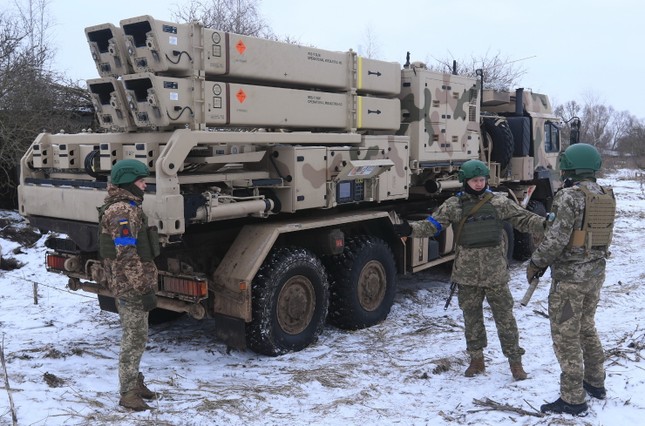 Quân đội Ukraine làm chủ hệ thống phòng không IRIS-T SLM, sẵn sàng đối phó với Nga - Ảnh 5.