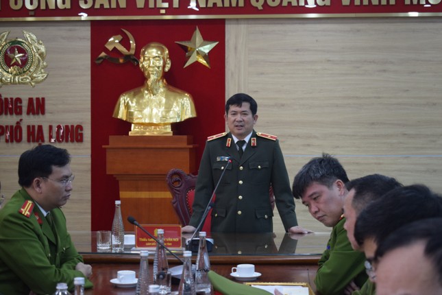 Thiếu tướng Đinh Văn Nơi thưởng nóng Công an TP Hạ Long - Ảnh 1.
