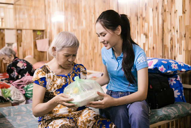 Tiểu Vy tặng công nhân vé xe, Mai Phương tự tay nấu ăn cho bệnh nhân nghèo - Ảnh 9.