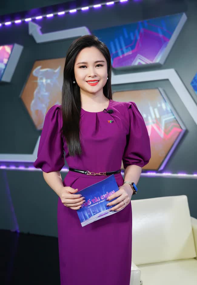 BTV Mùi Khánh Ly tiết lộ lý do mặc đồ nhiều màu sắc rực rỡ lên sóng - Ảnh 1.