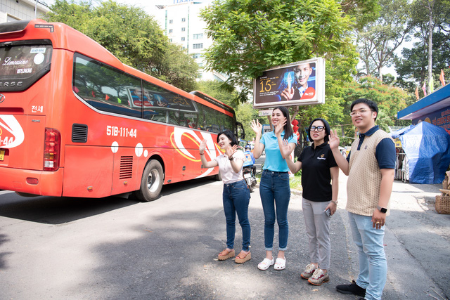 Tiểu Vy tặng công nhân vé xe, Mai Phương tự tay nấu ăn cho bệnh nhân nghèo - Ảnh 3.