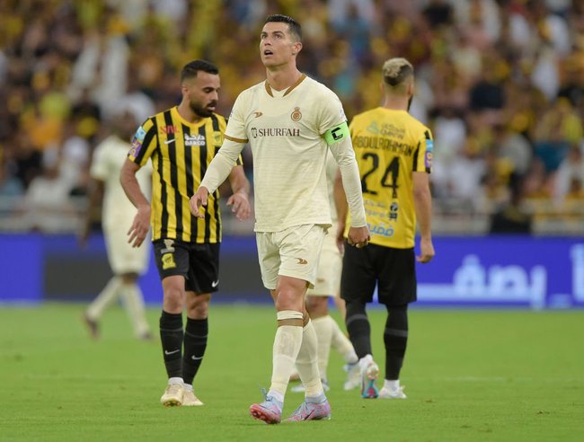 Ronaldo sút bóng thẳng lên khán đài, Al Nassr nhận trận thua đầy tai hại - Ảnh 4.