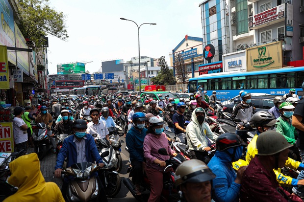 Hàng nghìn người tập trung kín đường, cảnh chen lấn hỗn loạn tại lễ đưa tang NS Vũ Linh - Ảnh 13.