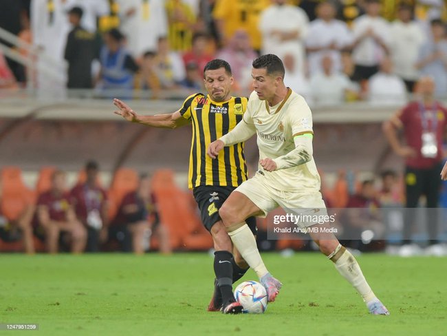 Ronaldo sút bóng thẳng lên khán đài, Al Nassr nhận trận thua đầy tai hại - Ảnh 1.