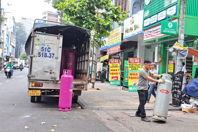 Từ ngày 1-4, giá gas giảm mạnh hiếm có - Ảnh 1. Từ ngày 1-4, giá gas giảm mạnh hiếm có - Ảnh 1.