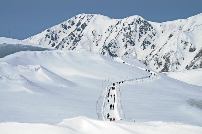 Tuyến đường phủ đầy tuyết vẽ nên đường cong tuyệt đẹp ở thị trấn du lịch nổi tiếng Nhật Bản - Ảnh 7.