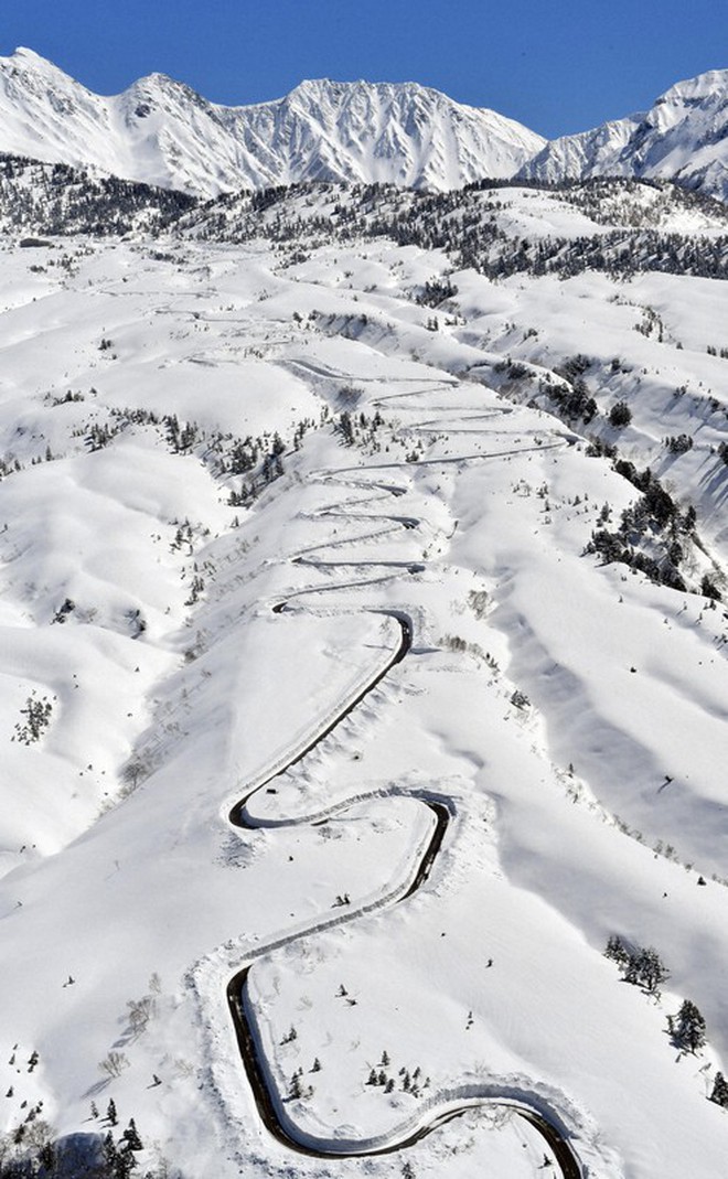 Tuyến đường phủ đầy tuyết vẽ nên đường cong tuyệt đẹp ở thị trấn du lịch nổi tiếng Nhật Bản - Ảnh 6.